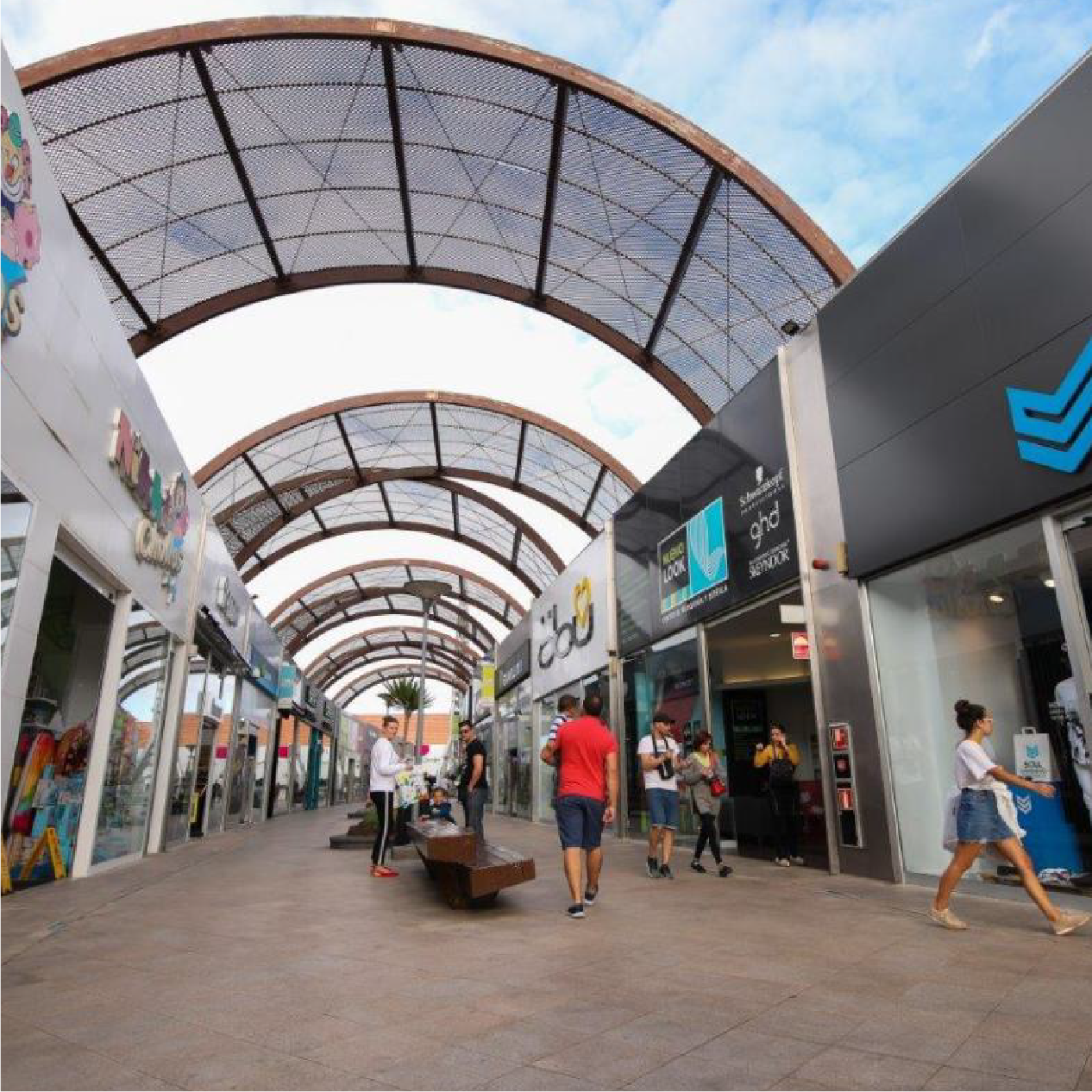 Vista del centro comercial outlet Las Terrazas Outlet en Telde, Gran Canaria – Arker