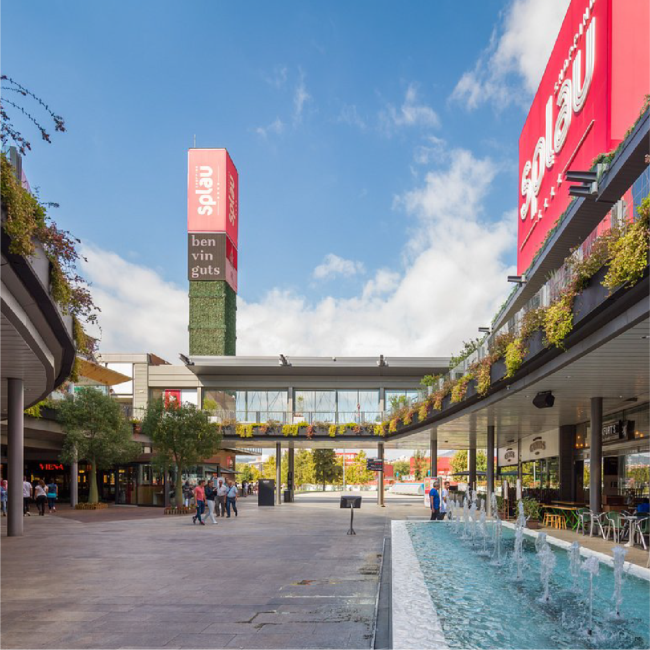 Vista del centro comercial Splau en Cornellà de Llobregat, Barcelona – Arker