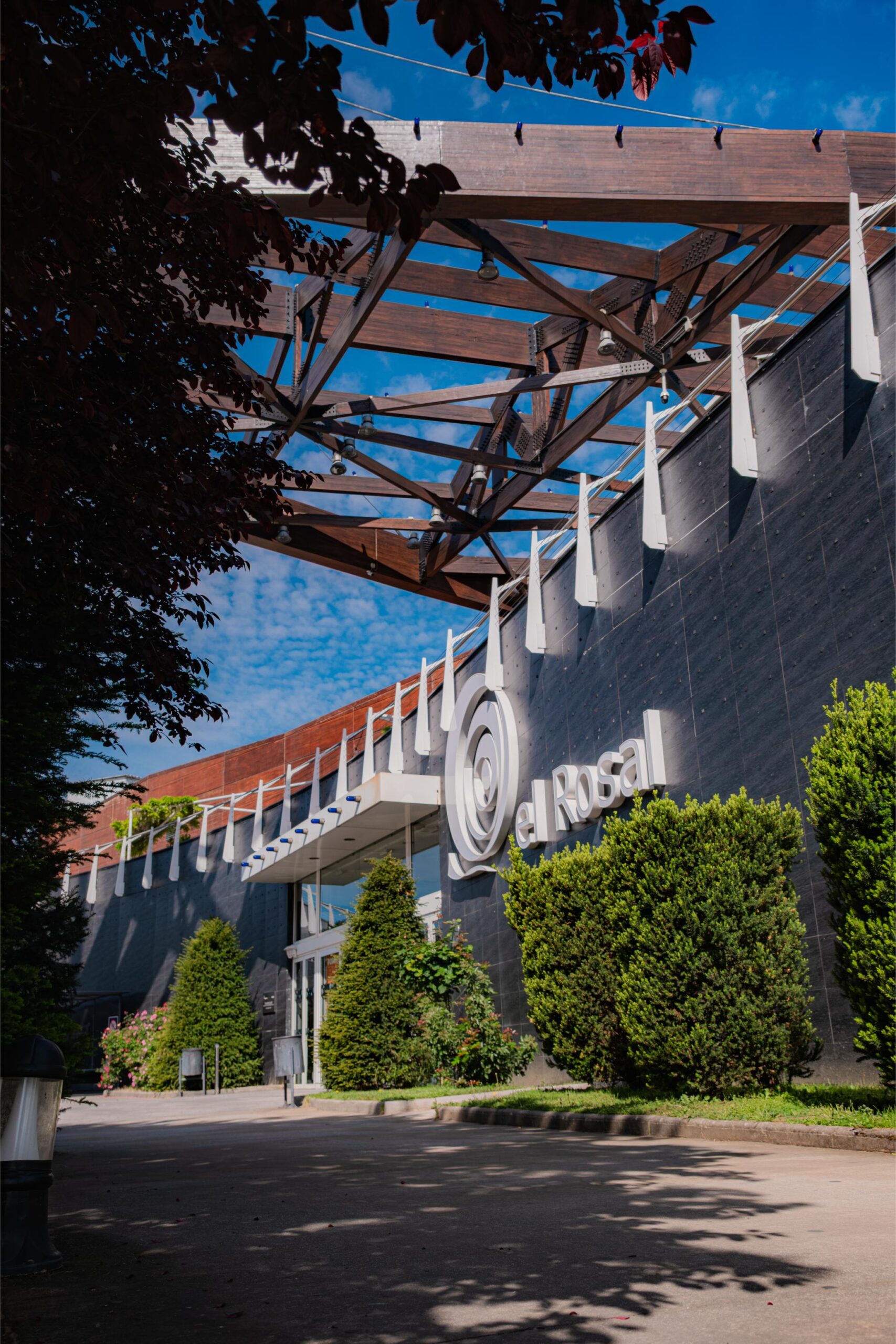 Vista 1 del centro comercial El Rosal en Ponferrada, León – Arker