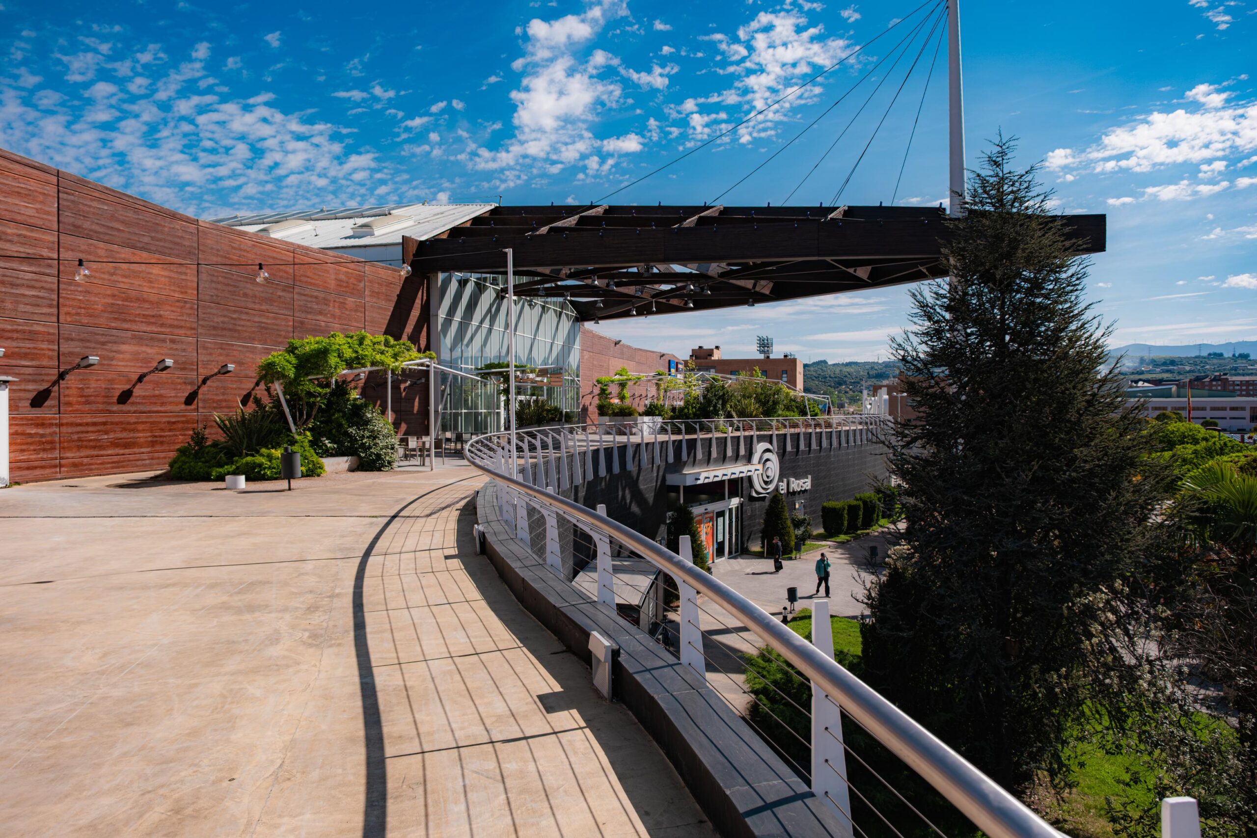 Vista 3 del centro comercial El Rosal en Ponferrada, León – Arker