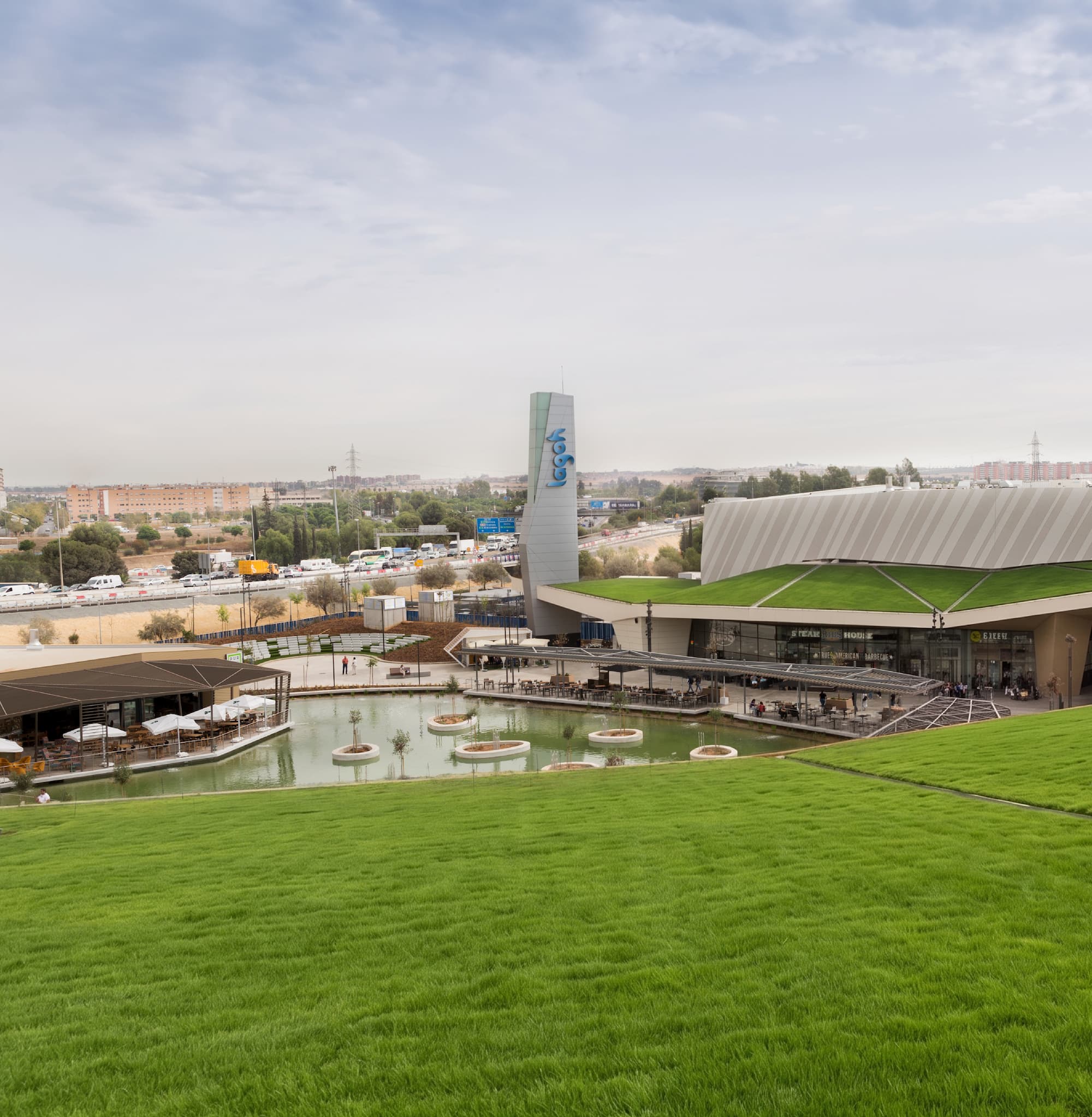 Vista del centro comercial Lagoh en Sevilla – Arker