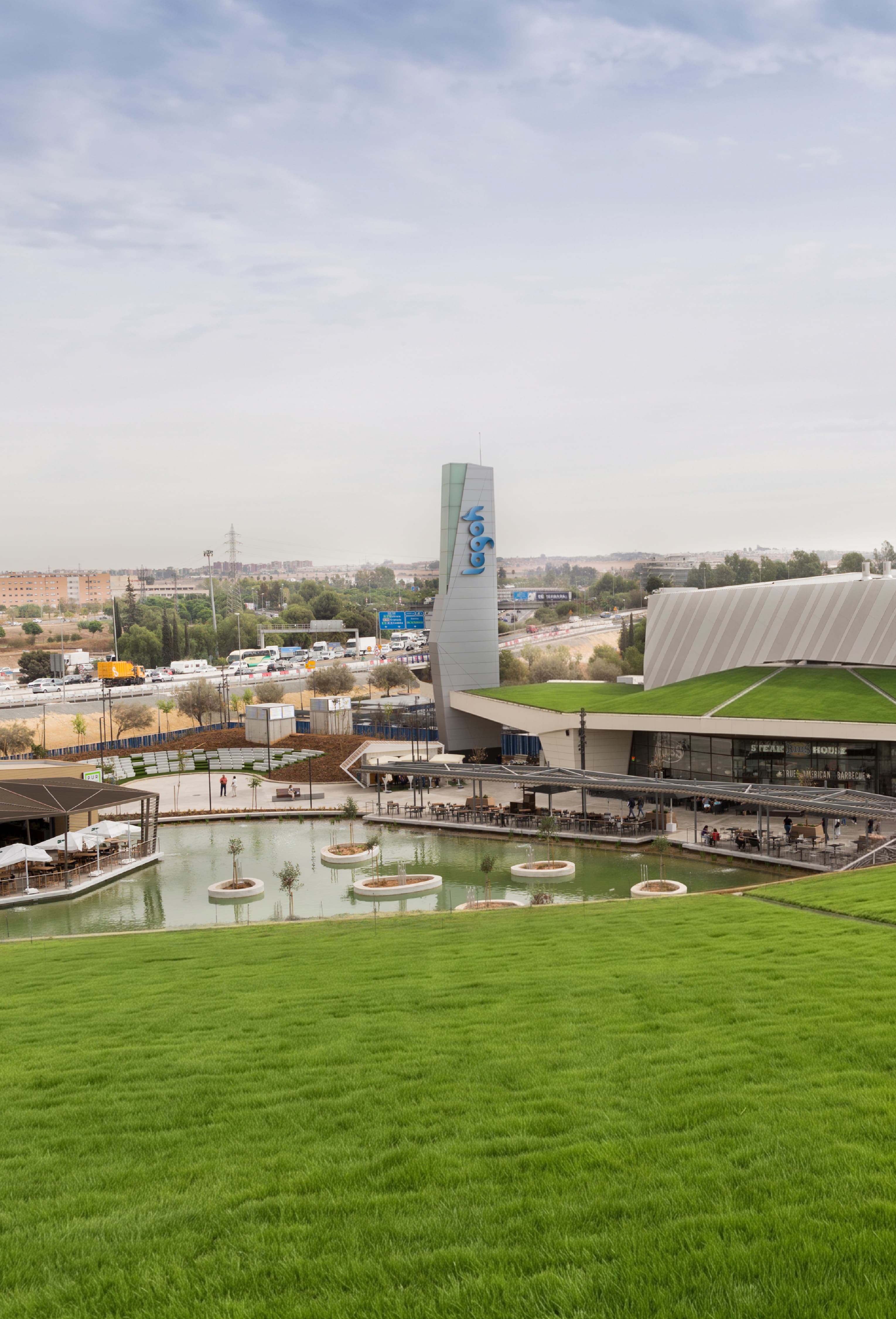 Vista del centro comercial Lagoh en Sevilla – Arker